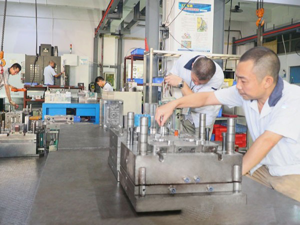 注塑模具厂分享深圳客户专程来我司进行实地考察