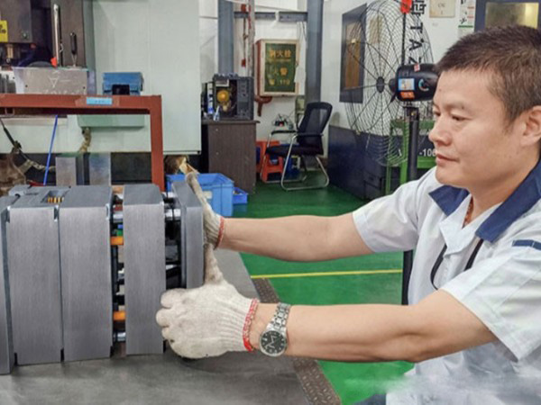 五金包胶注塑加工模具技术很关键